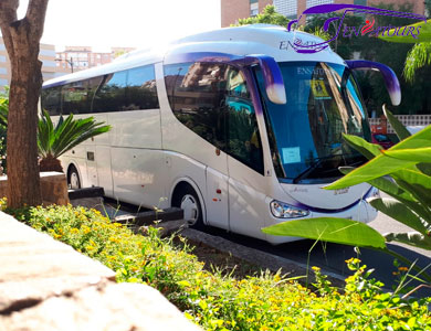 Autocares ENSATOURS haciendo rutas escolares en Málaga